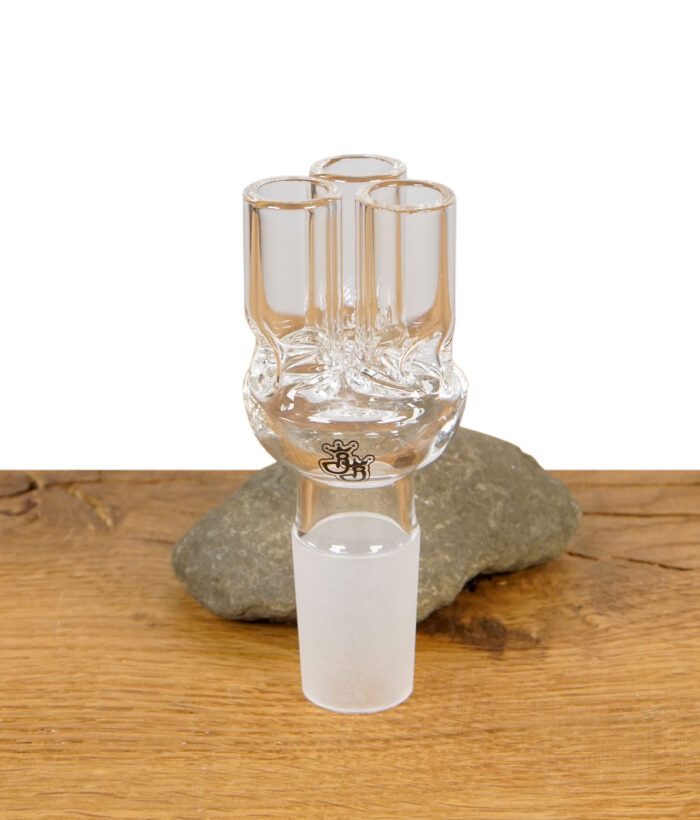 Dreifach-Adapter aus Glas für Bongs mit Schliff, stehend auf Naturstein und Holztisch.