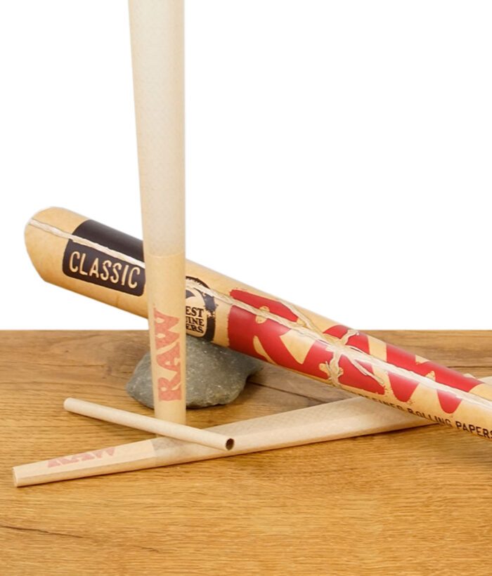 RAW Classic Cone in Nahaufnahme mit Verpackung und zusätzlichen ungefüllten Cones auf Holztisch.