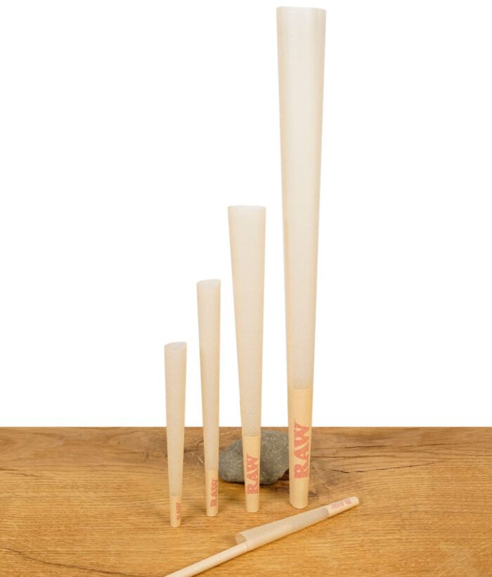 Größenvergleich von fünf verschiedenen RAW Classic Cones in Reihe aufgestellt auf Holztisch.