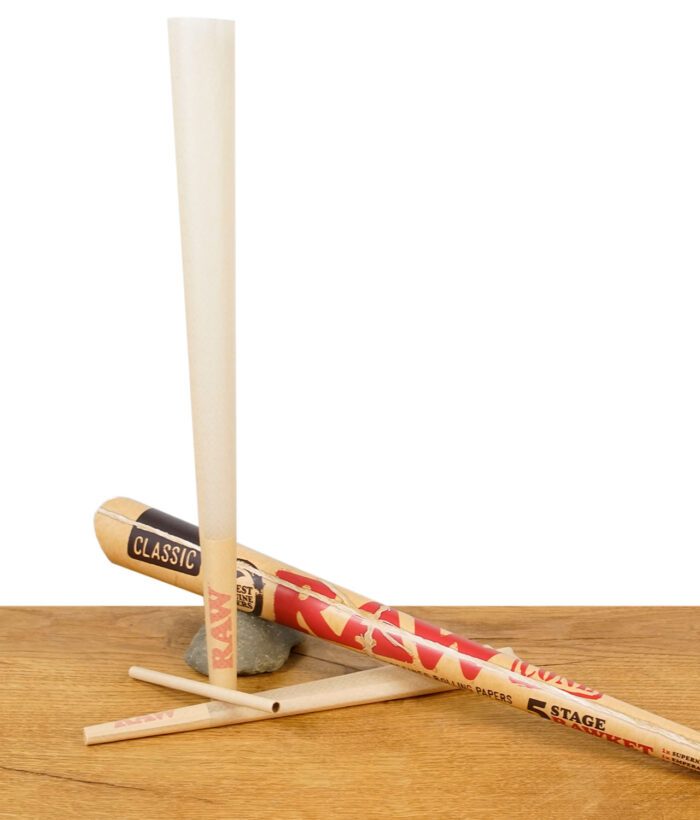 RAW Classic Cone mit Verpackung und mehreren Cones auf Holztisch arrangiert.
