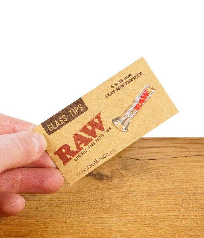 RAW Glass Tip Flat Mouthpiece, von Hand präsentiert mit Verpackung auf Holztisch.
