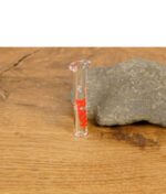 RAW Glass Tip Flat Mouthpiece – einzelnes Glasmundstück stehend auf Holztisch neben Naturstein.