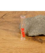 RAW Glass Tip Round Mouthpiece – einzelnes Glasmundstück stehend auf Naturstein.