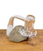 Black Leaf Glas-Ölkopf mit seitlichem Griff, auf Stein präsentiert.