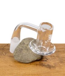 Black Leaf Glas-Ölkopf mit seitlichem Griff, auf Stein präsentiert.
