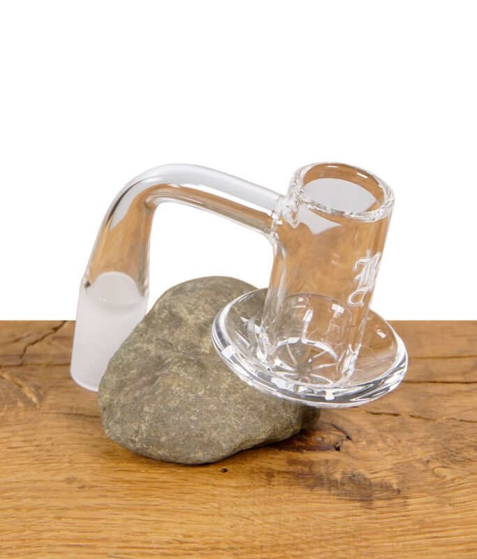 Black Leaf Glas-Ölkopf mit seitlichem Griff, auf Stein präsentiert.