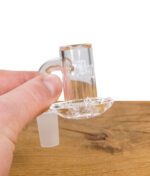 Hand hält Black Leaf Glas-Ölkopf mit integriertem Glassieb und Griff.