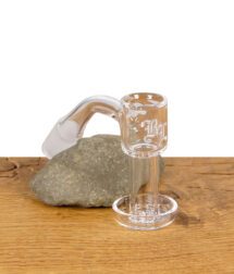 Black Leaf Ölkopf aus Glas mit breitem Auffangring und BL-Logo auf einem Naturstein.