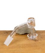 Glas-Ölkopf von Black Leaf mit gebogenem Ansatz und breitem Schmutzfänger, seitliche Ansicht.
