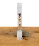 BLAZE Schlitzdiffusor mit Inside Cut aus Glas, stehend auf Holzuntergrund mit BLAZE Logo