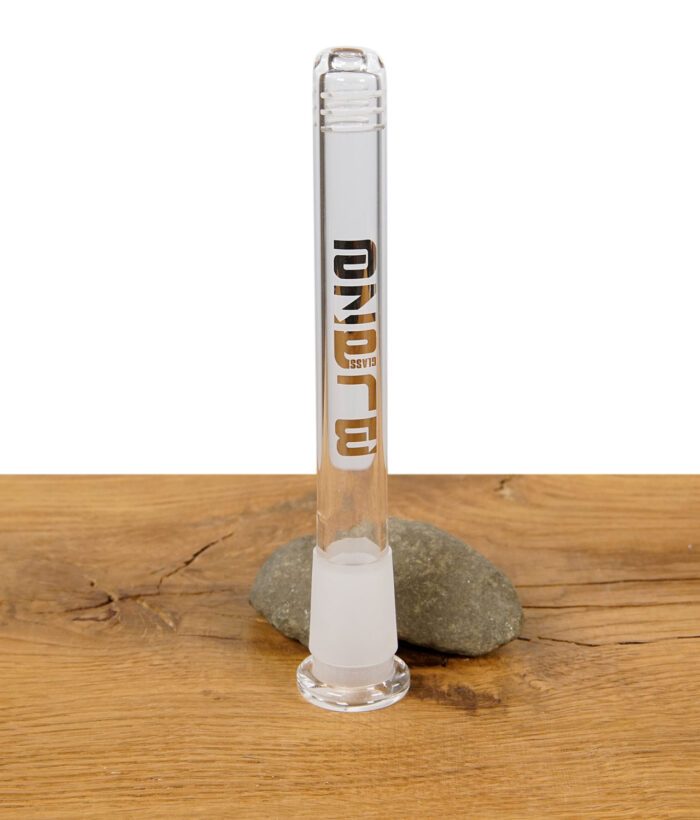 BLAZE Schlitzdiffusor mit Inside Cut aus Glas, stehend auf Holzuntergrund mit BLAZE Logo