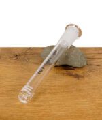 BLAZE Glas-Schlitzdiffusor mit Inside Cut, liegend auf Holzuntergrund mit sichtbarem Logo