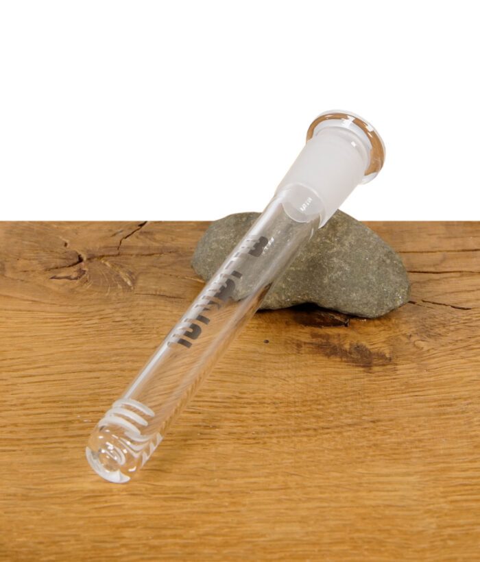 BLAZE Glas-Schlitzdiffusor mit Inside Cut, liegend auf Holzuntergrund mit sichtbarem Logo