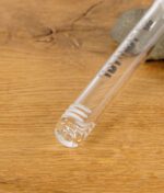 Nahaufnahme des Schlitzdiffusors am BLAZE Glas-Downstem auf Holzoberfläche