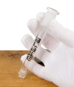 Hand hält BLAZE Schlitzdiffusor mit Inside Cut und Normschliff aus Glas