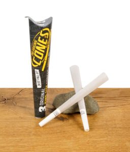 Verpackung der The Original Cones King Size mit zwei vorgedrehten Cones daneben auf Holz