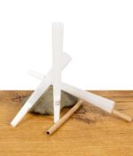 Drei The Original Cones King Size mit integriertem Filter lose auf Holzoberfläche arrangiert