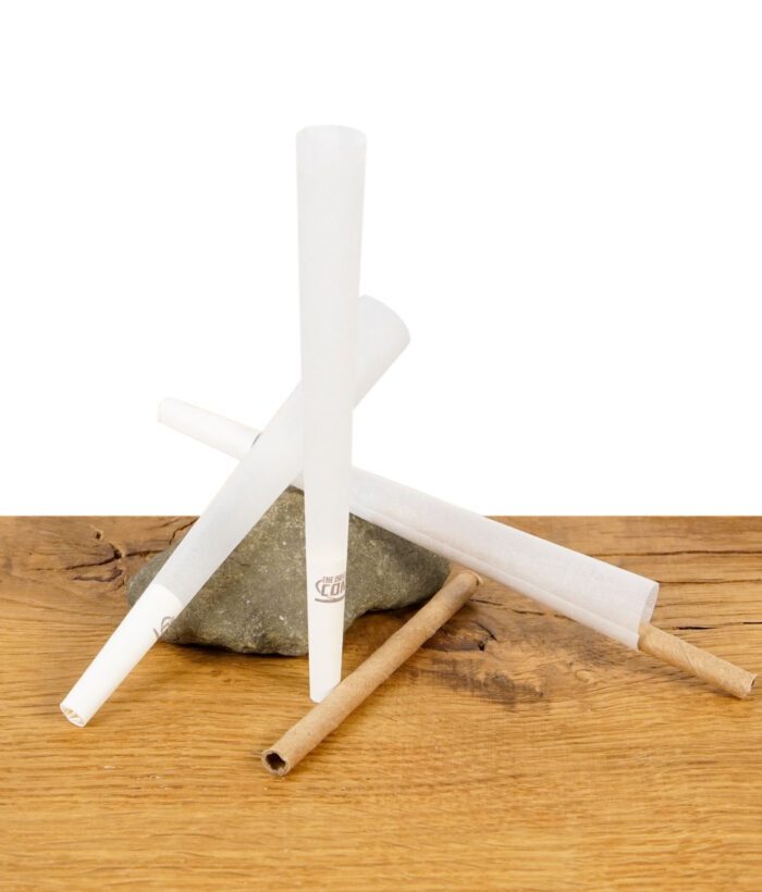 Drei The Original Cones King Size mit integriertem Filter lose auf Holzoberfläche arrangiert