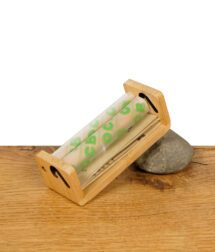 OCB Bamboo Drehmaschine aus Holz mit grün bedrucktem Rollband auf Holzoberfläche