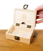 RAW Holzbox geöffnet, mit herausnehmbarer Ablage und Messingverschluss