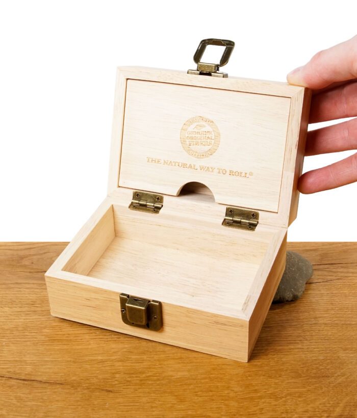 RAW Holzbox geöffnet, mit herausnehmbarer Ablage und Messingverschluss