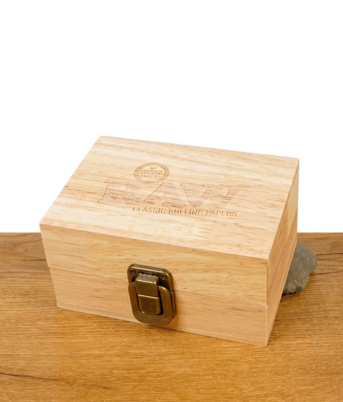 Geschlossene RAW Aufbewahrungsbox aus Holz mit Gravur und Messingverschluss