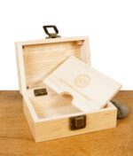 Leere RAW Aufbewahrungsbox aus Holz mit entnehmbarer Zwischenablage auf Holztisch