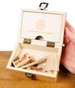 Geöffnete RAW Holzbox mit Rolling Papers und Cone, innere Gravur 'The Natural Way to Roll