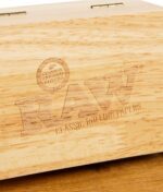 RAW Aufbewahrungsbox aus Holz mit RAW Classic Rolling Papers Logo auf dem Deckel