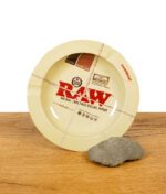 RAW Aschenbecher im Rolling Paper Design mit klassischem Logo auf Holztisch