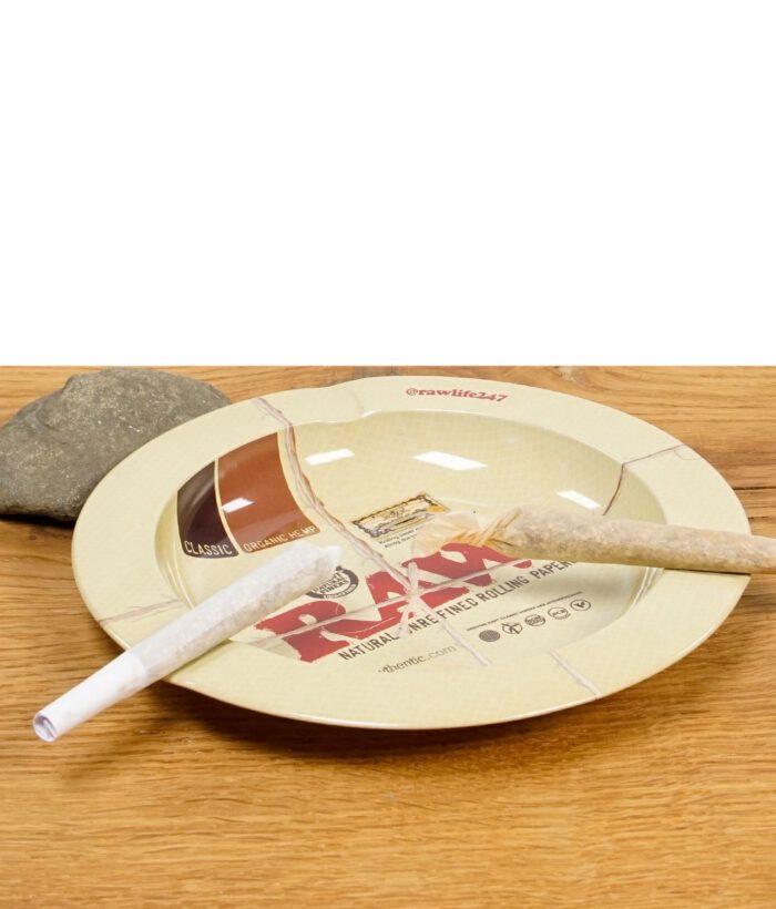 RAW Aschenbecher mit zwei Joints auf Holztisch, Design im Stil von RAW Organic Hemp Papers