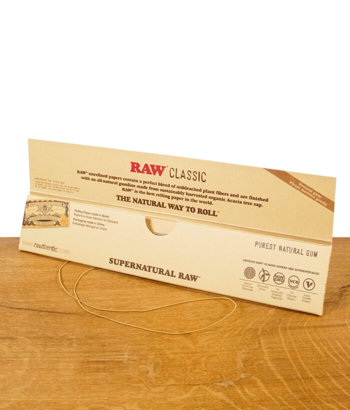 Geöffnete RAW Supernatural Classic Packung mit Sicht auf die Rückseite und Slogan 'The Natural Way to Roll