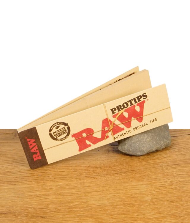 RAW Protips Booklet mit ungebleichten Filtertips auf Holzuntergrund