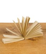 Geöffnetes OCB Virgin Filtertips Booklet mit aufgefächerten ungebleichten Tips auf Holz