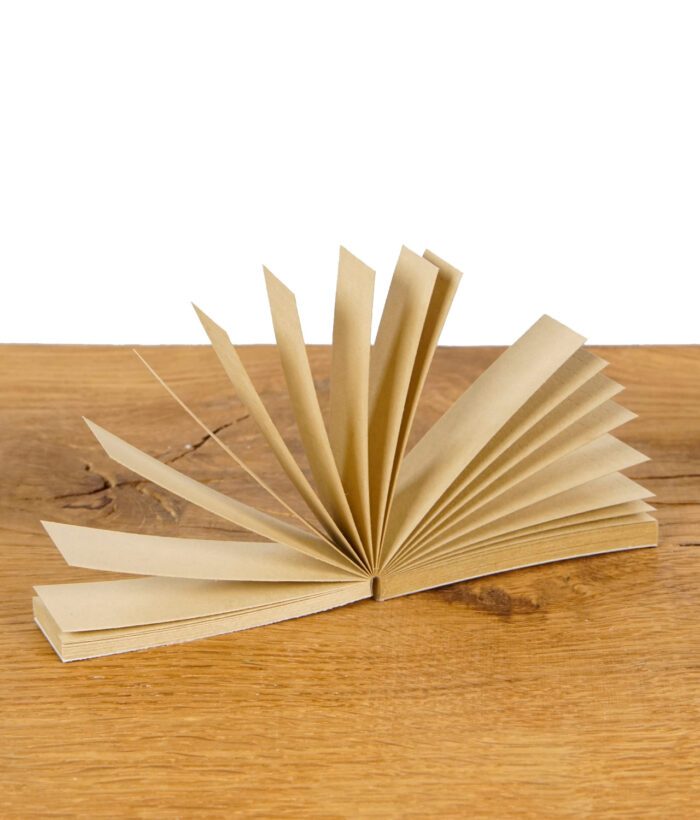 Geöffnetes OCB Virgin Filtertips Booklet mit aufgefächerten ungebleichten Tips auf Holz