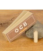 OCB Virgin Filtertips Booklet mit gerolltem Filter auf Holztisch