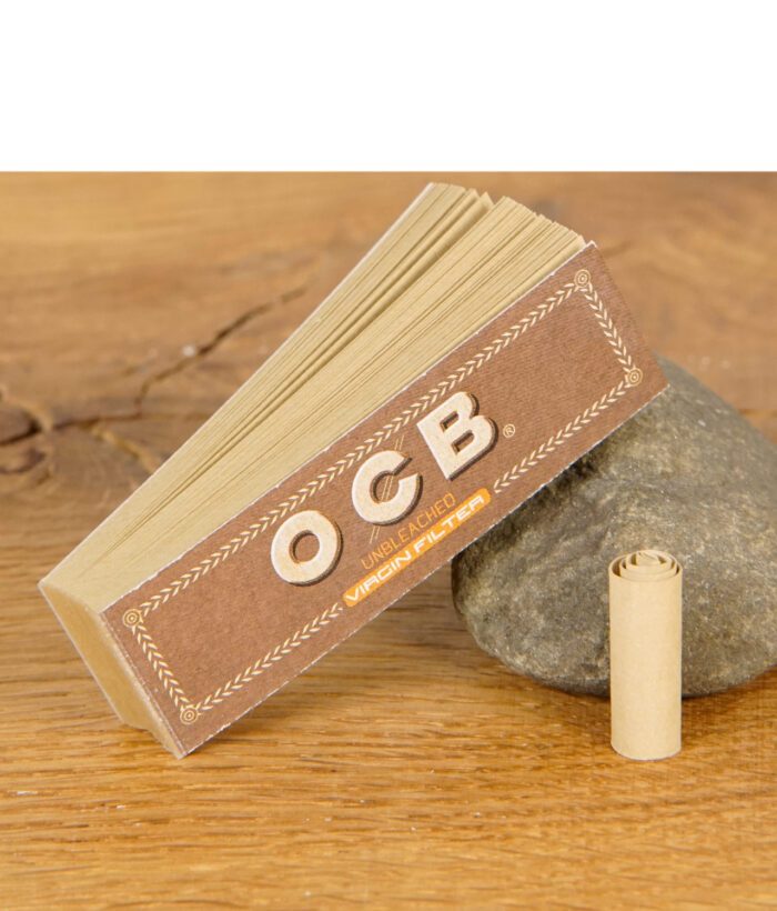 OCB Virgin Filtertips Booklet mit gerolltem Filter auf Holztisch