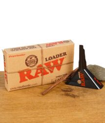 RAW Loader Set mit Verpackung, Cone-Filler und Stopfer auf Holz