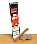 Juicy Blunts mit Red Alert Geschmack und ausgepacktem Blunt Wrap auf einem Holzbrett, vor weißem Hintergrund.
