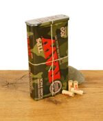 RAW Tin Metalldose im Camo Design auf einem Holzbrett vor weißem Hintergrund