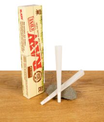 RAW Organic Hemp Cones King Size im 32er Pack mit zwei vorgedrehten Cones vor der Verpackung auf Holztisch