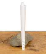 Ein einzelner OCB Premium Cone Slim aus dem 3er Pack stehend auf Stein und Holztisch