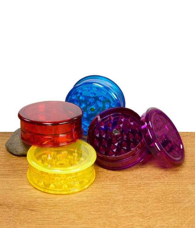 Black Leaf Grinder Acryl 60mm in verschiedenen Farben als Set auf Holztisch arrangiert