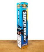 Juicy Super Wrap Tropical Packung mit Palmen-Design und Warnhinweis 'Rauchen ist tödlich' auf Holztisch