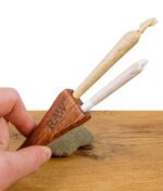 Hand hält den RAW Double Barrel aus Holz mit zwei eingesteckten Joints, ideal für doppelten Rauchgenuss.