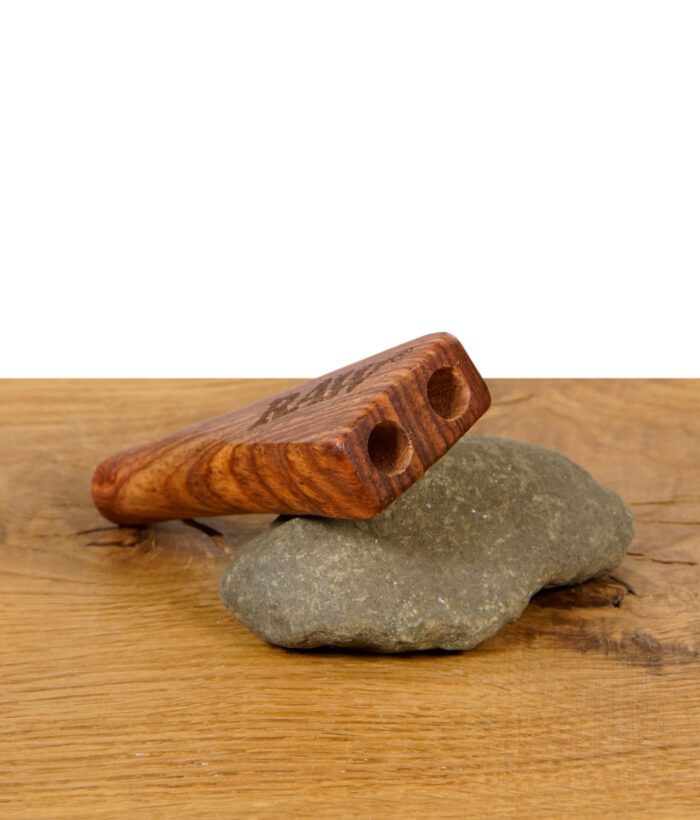 RAW Double Barrel aus Holz auf Stein, mit zwei Öffnungen für King Size Zigaretten oder Joints.
