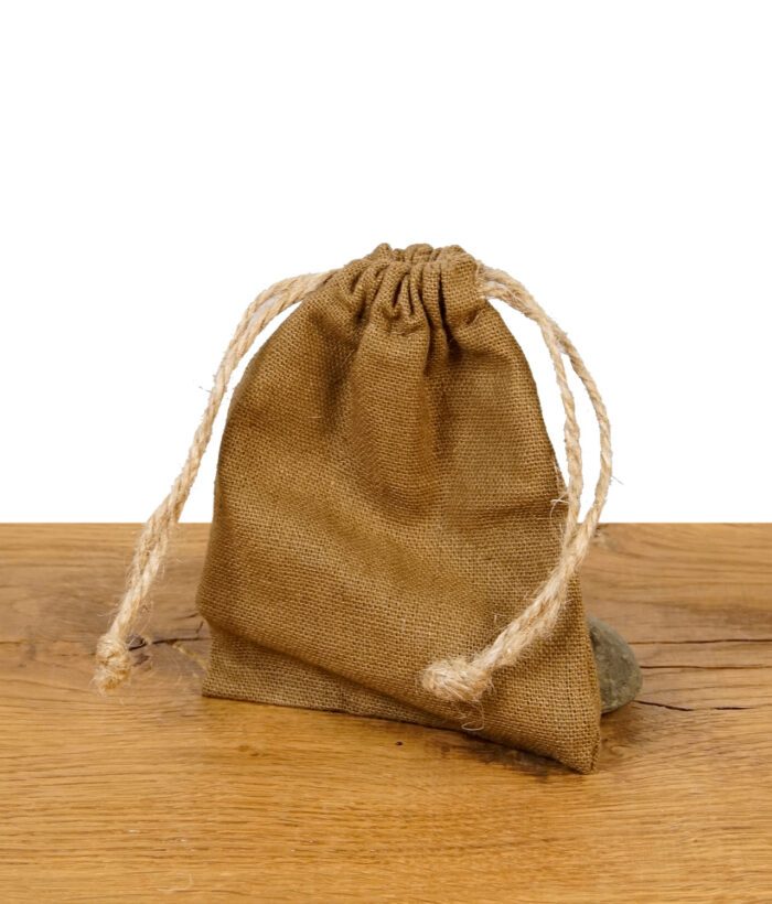Naturfarbener Jutebeutel mit Kordelzug, ideal zur Aufbewahrung des RAW Double Barrel Wooden Cigarette Holders.