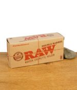 Verpackung des RAW Double Barrel Wooden Cigarette Holders aus Karton mit rotem Logo und Hashtag #rawdoublebarrel.