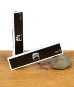 Zwei geschlossene Packungen Kailar King Size Slim Longpapers unbleached mit schwarzem Coverdesign.