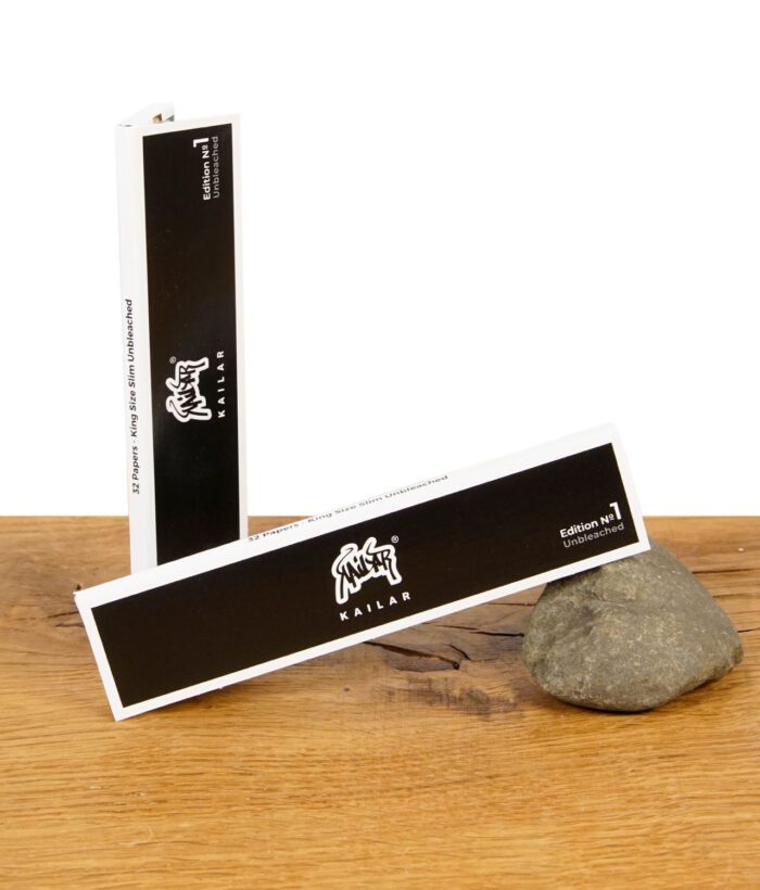Zwei geschlossene Packungen Kailar King Size Slim Longpapers unbleached mit schwarzem Coverdesign.